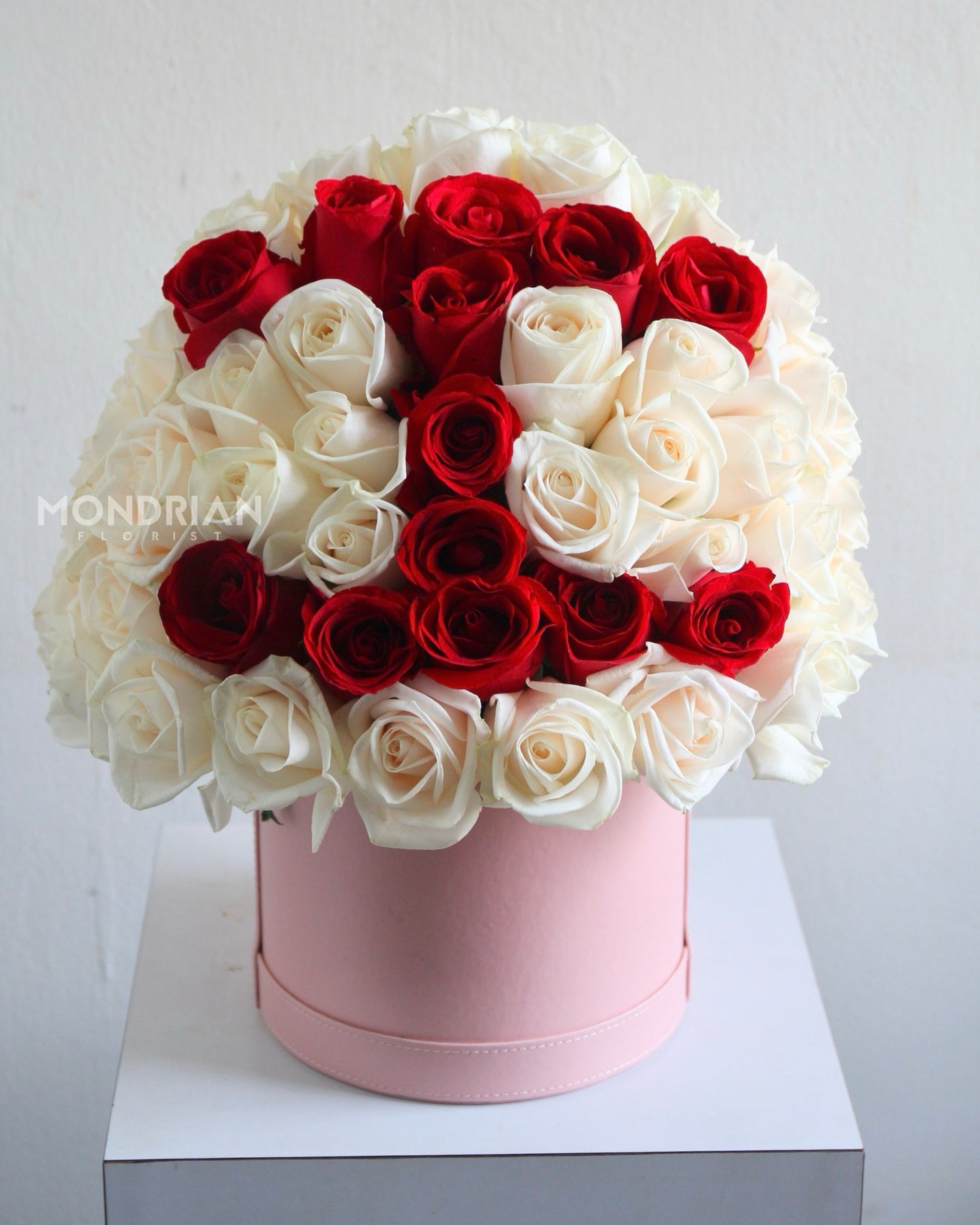 Rose hat box | 99 rose | flower basket | flower hat box | floral box | luxury flower box | bloom box | proposal rose | rose Delivery Singapore | Mondrian Florist SG