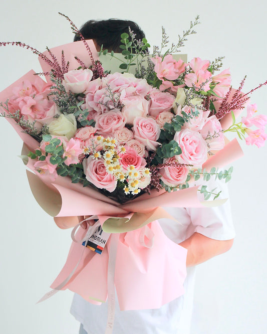 pink hydrangea bouquet | luxury rose bouquet | anniversary rose bouquet | luxury flower delivery sg | birthday Flower Delivery | Mondrian Florist SG