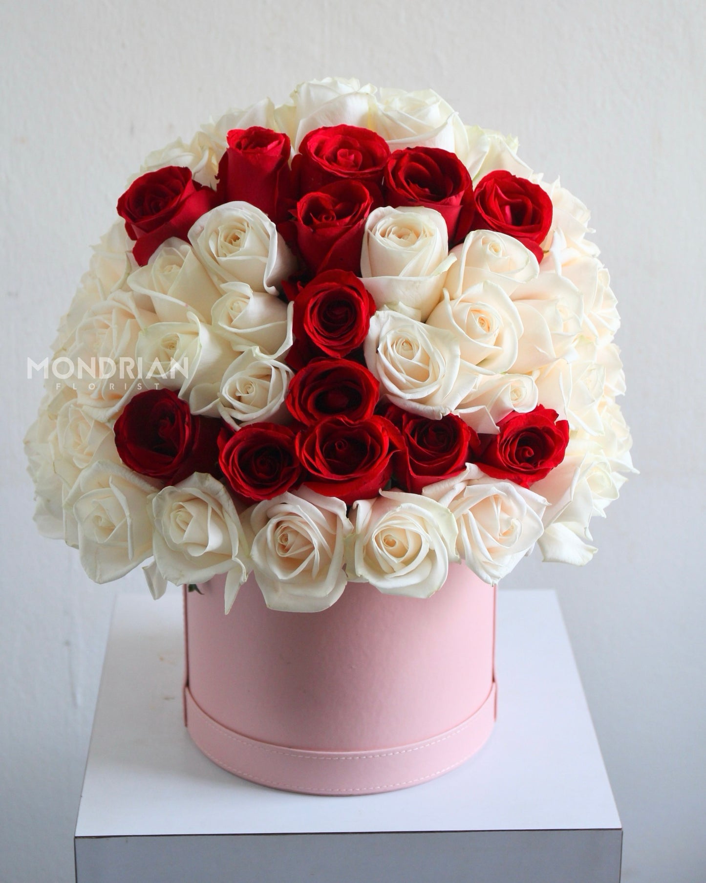 Rose hat box | 99 rose | flower basket | flower hat box | floral box | luxury flower box | bloom box | proposal rose | rose Delivery Singapore‎ | Mondrian Florist SG